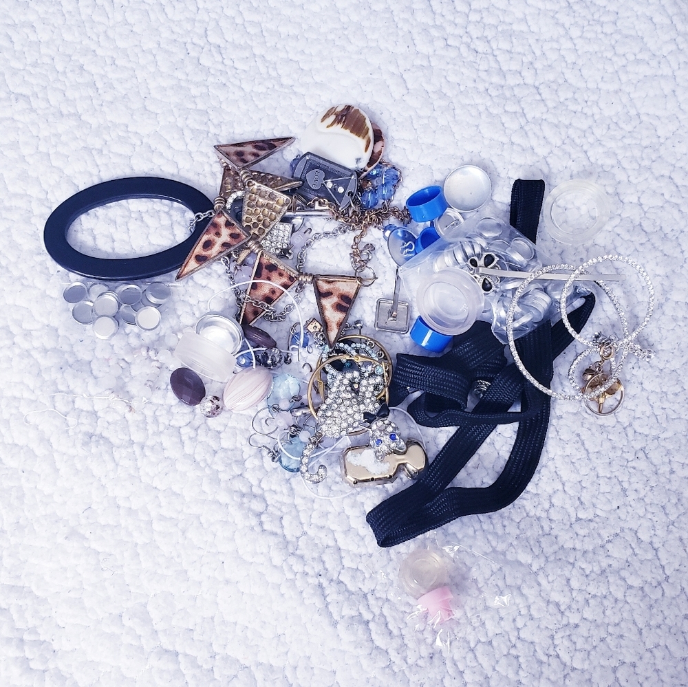 ❗BUNDLE ONLY❗Bunch of Broken Jewelry Items. Great for Crafting.